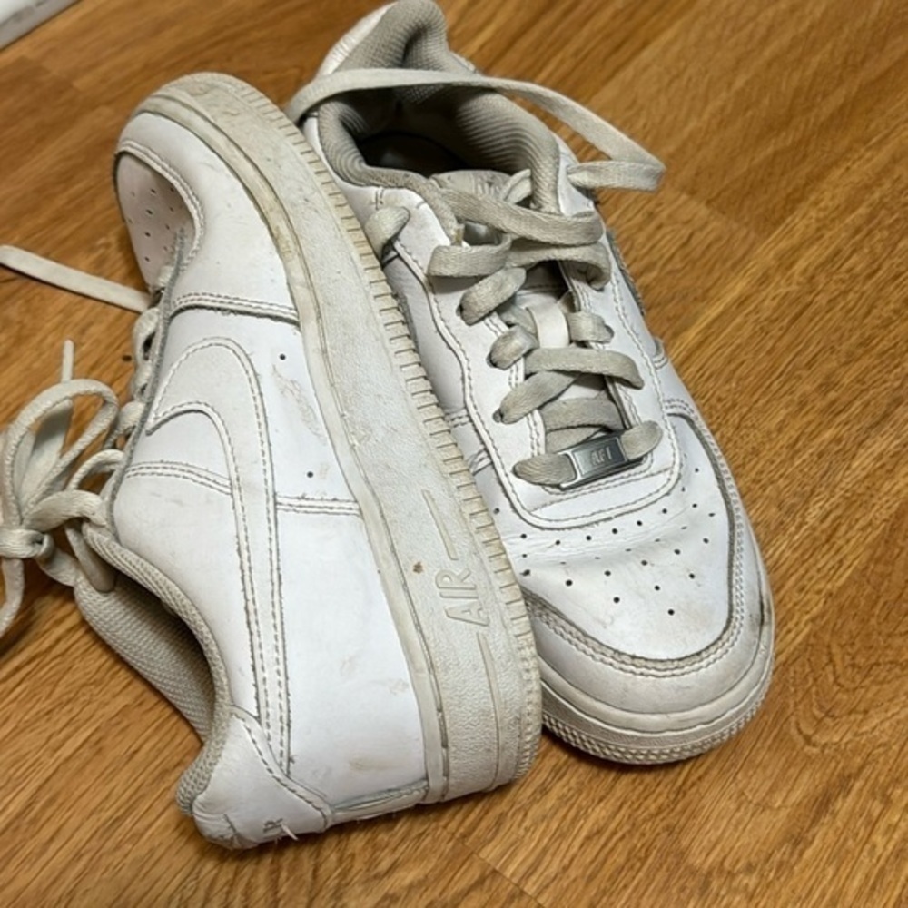 Nike Air‎ Force One tennis shoes size youth five